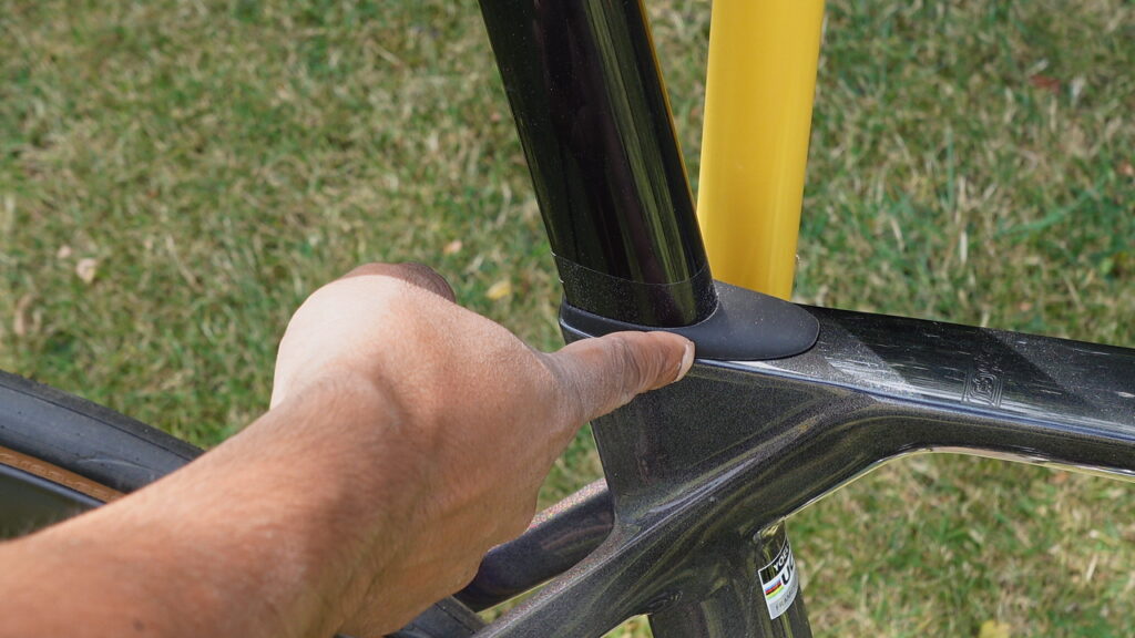 Yoeleo R12 Review: A Detailed Look at a High-Performance Carbon Road Frame 6 Yoeleo R12